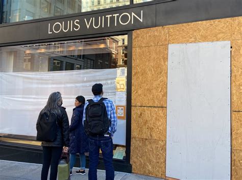 Muss man wenn man in einen Store von Louis Vuittton, Gucci